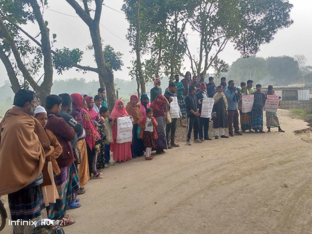 হোসেনপুরে কাওনা সেতুর রাস্তা  সংস্কারের দাবিতে মানববন্ধন 