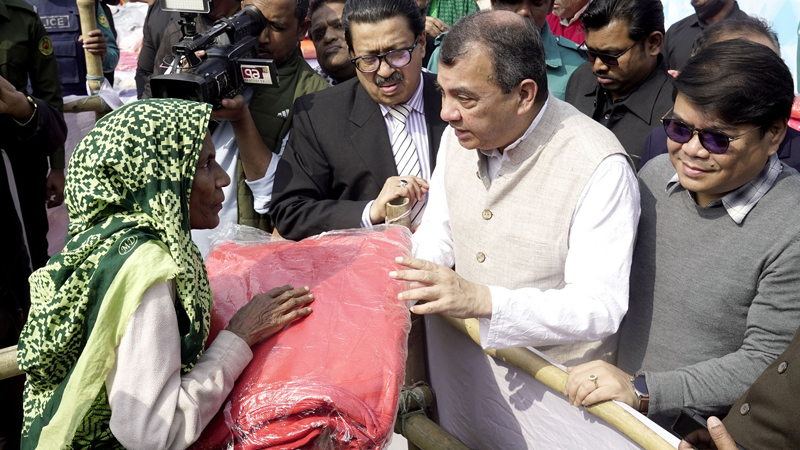 শীতার্তদের ৩ হাজার কম্বল দিলেন পরিবেশমন্ত্রী