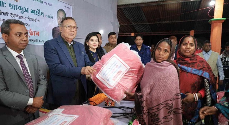 শীতার্তদের মাঝে কম্বল বিতরণ কৃষিমন্ত্রীর