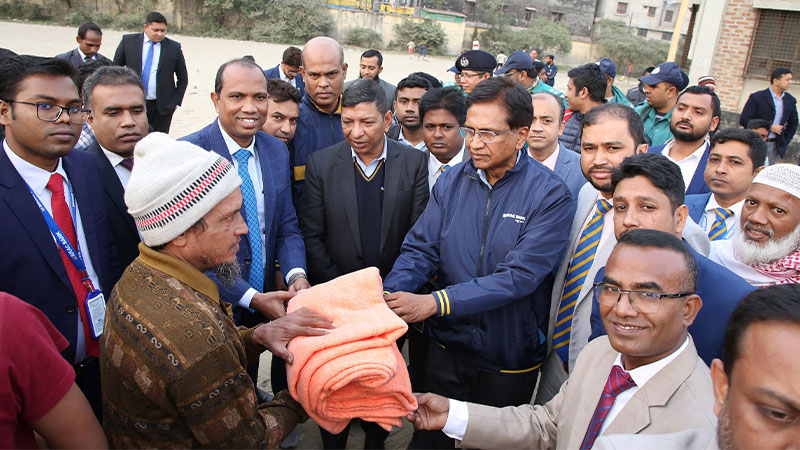 শীতার্ত মানুষের মধ্যে ব্র্যাক ব্যাংকের কম্বল উপহার
