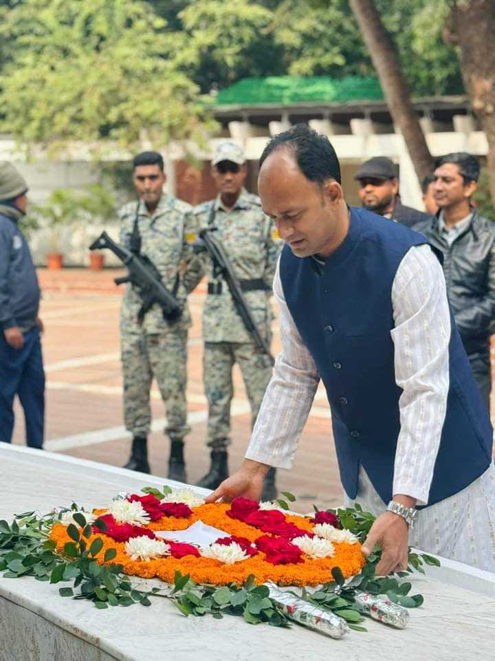 বঙ্গবন্ধুর  সমাধি সৌধে শ্রদ্ধাঞ্জলি অর্পণ করেছেন ব্যারিস্টার সুমন