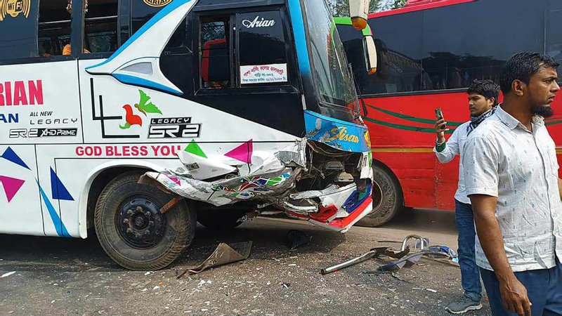 বরিশালে বাস ও প্রাইভেটকারের সংঘর্ষে আহত ৬