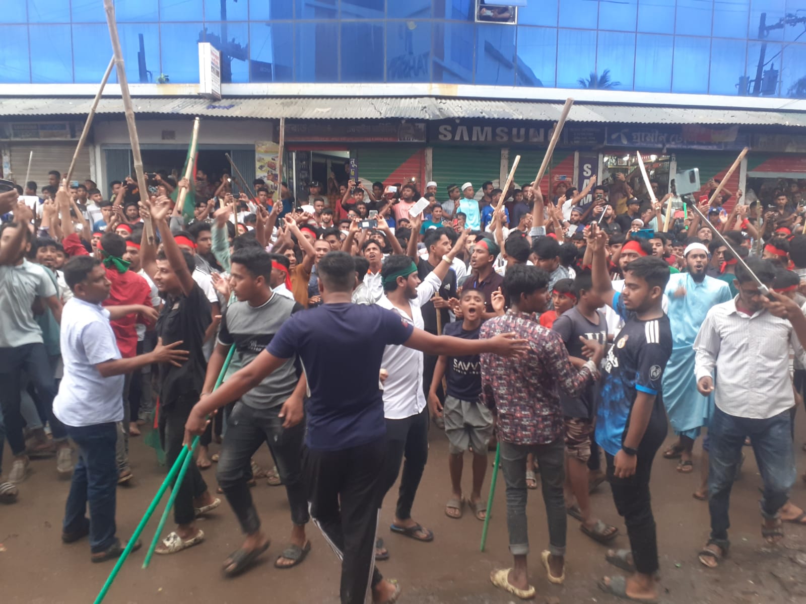 দেশে গণহারে শিক্ষার্থীদের হত্যা ও গ্রেফতারের প্রতিবাদে নবীগঞ্জে শিক্ষার্থীদের আন্দোলন