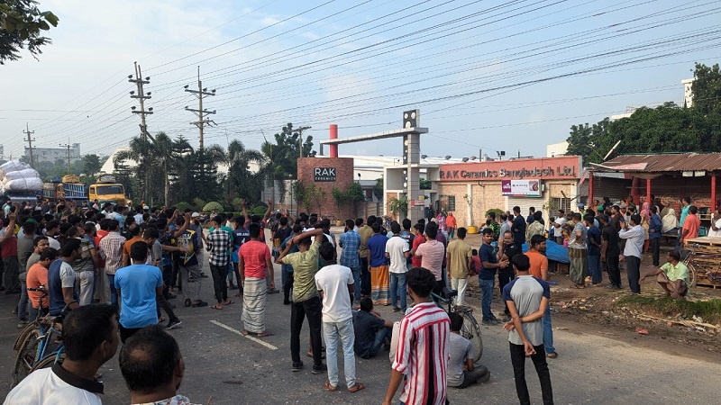 গাজীপুরে বেতন বৃদ্ধির ও ভারতীয় কর্মকর্তাদের অপসারণের দাবিতে বিক্ষোভ