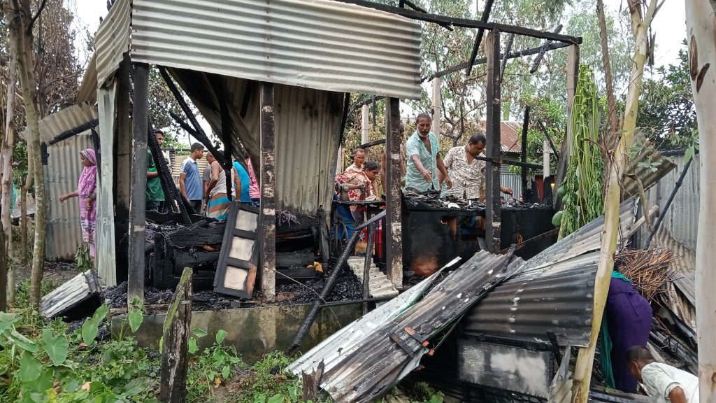 ইসলামপুরে অগ্নিকান্ডে দুবাই  প্রবাসীর ঘরপুড়ে ছাই