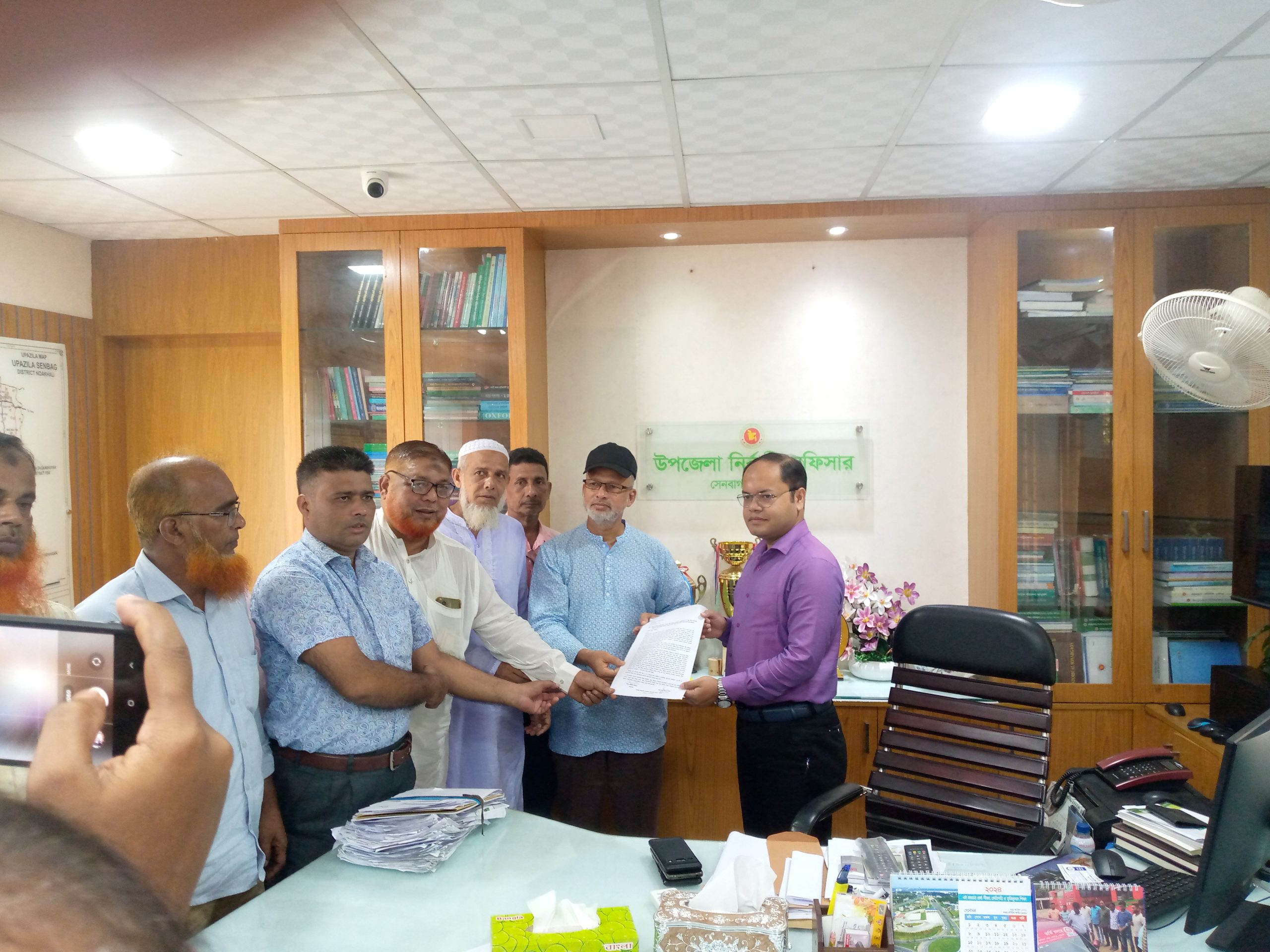 সেনবাগে মাধ্যমিক শিক্ষা জাতীয়করণের দাবীতে মানববন্ধন ও স্মারক লিপি 