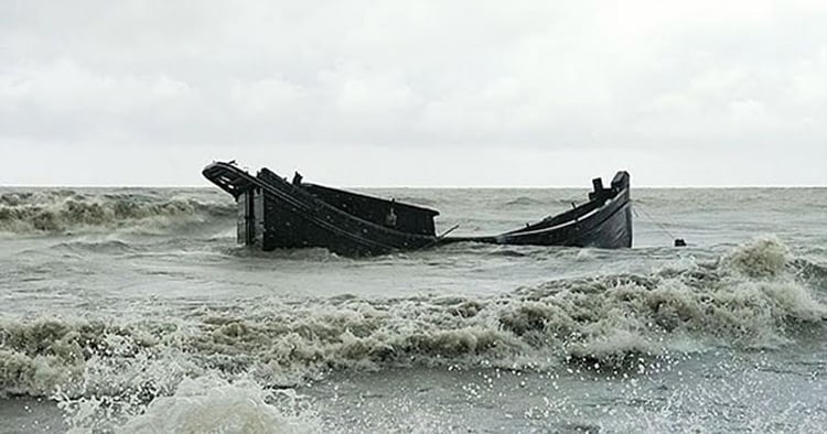 নোয়াখালীর হাতিয়ার মেঘনায় ১০ ট্রলার ডুবি,৮ মাঝিসহ ৫ ট্রলার নিখোঁজ