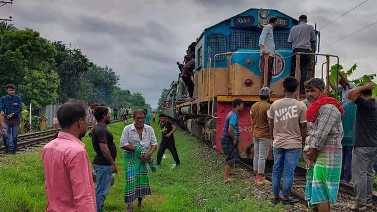 গাজীপুরে রেললাইনে ভাঙন, ট্রেন চলাচল বন্ধ