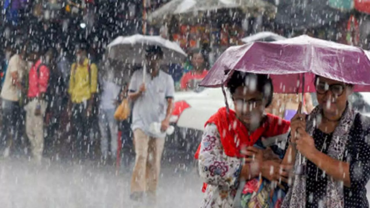 রাজধানীতে মুষলধারে বৃষ্টি, বিপাকে অফিসগামী ও শিক্ষার্থীরা