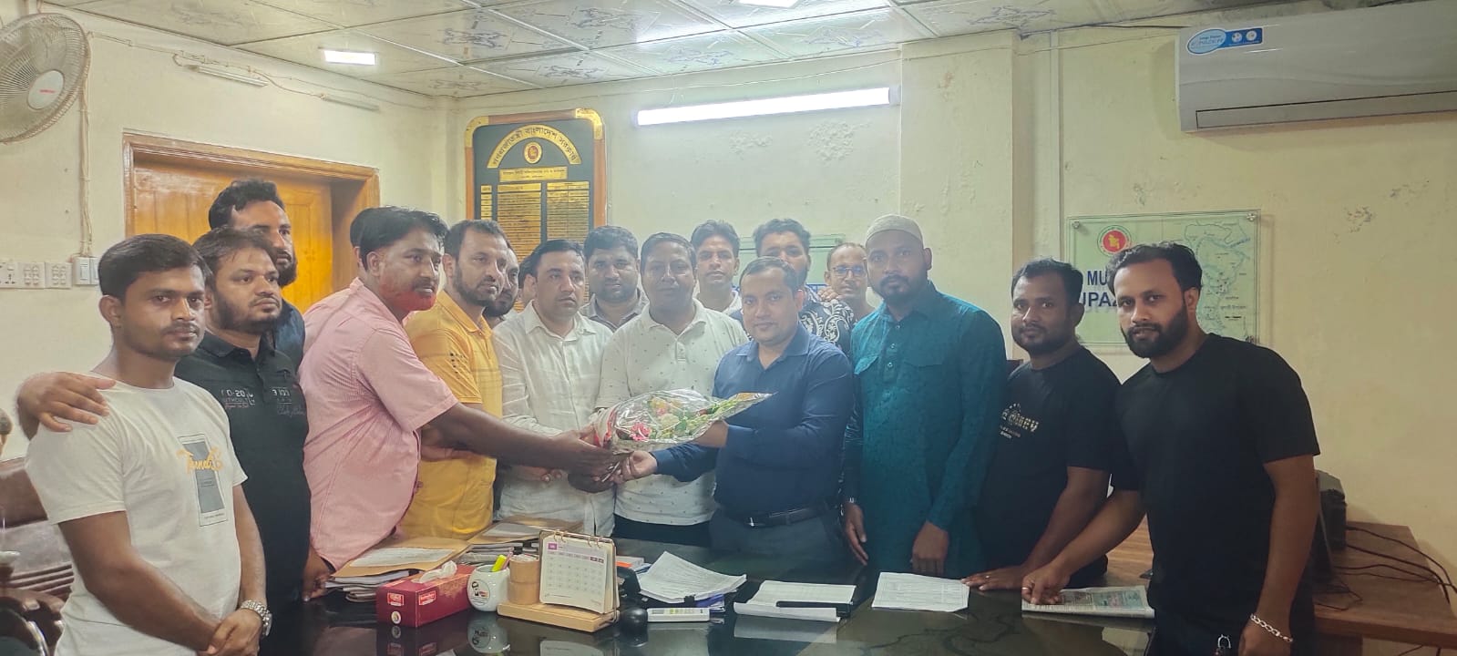 মুলাদী উপজেলা নির্বাহী কর্মকর্তার সাথে ফুল দিয়ে শুভেচ্ছা বিনিময় করেন যুবদল নেতাকর্মীরা