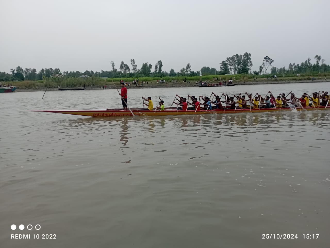 যমুনার তীরে বৃষ্টি উপেক্ষা করে নৌকাবাইচ দেখতে হাজারো মানুষের ভিড়