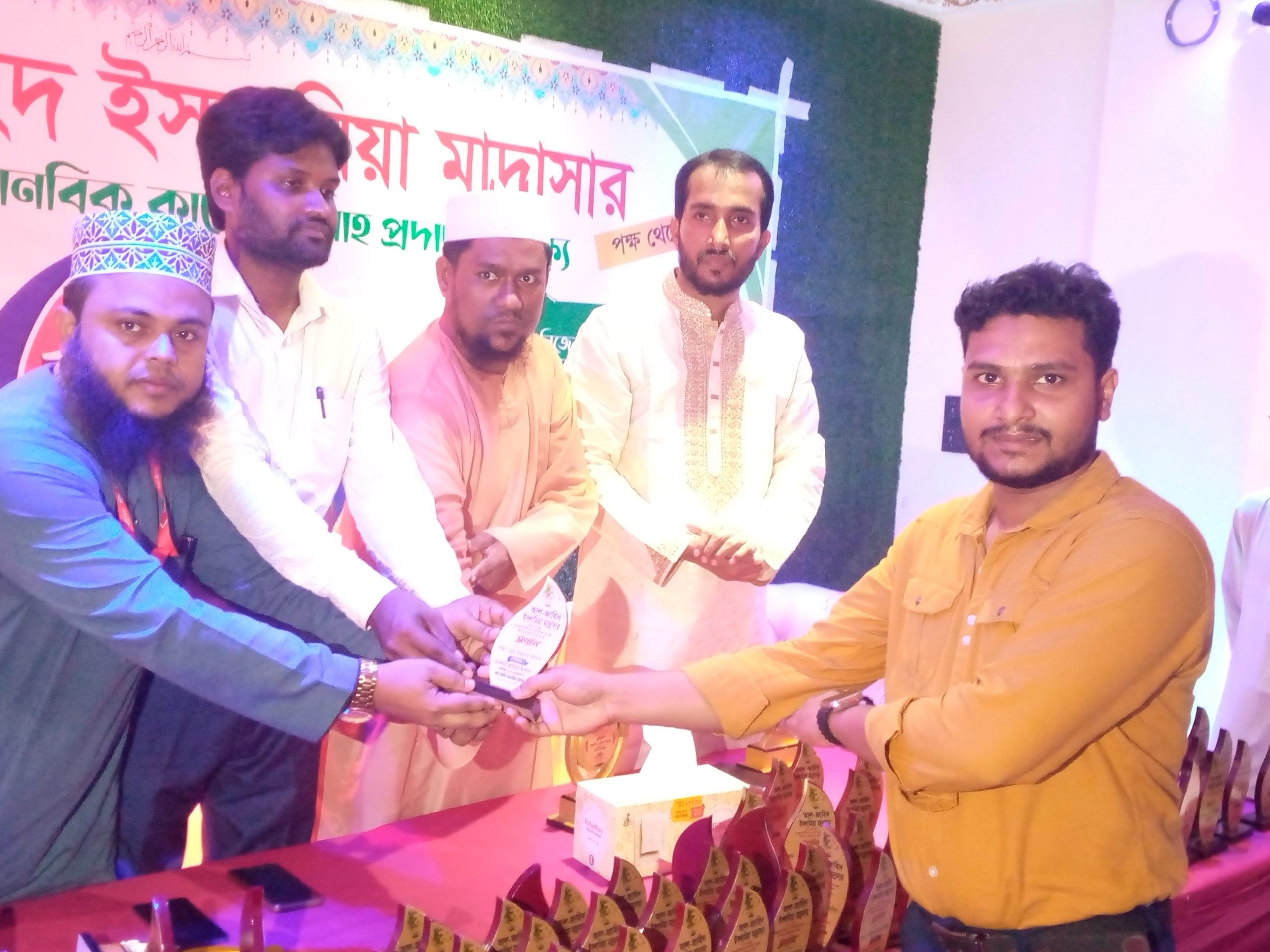 সেনবাগে আল জাহিদ ইসলামিয়া মাদ্রাসার উদ্যোগে স্বেচ্ছাসেবীদের সংবর্ধনা