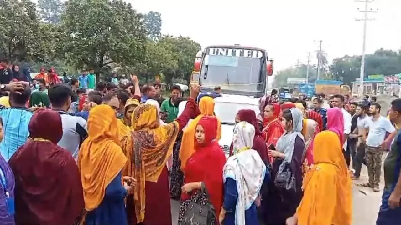 গাজীপুরে সড়ক অবরোধ করে শ্রমিকদের বিক্ষোভ, ভোগান্তি