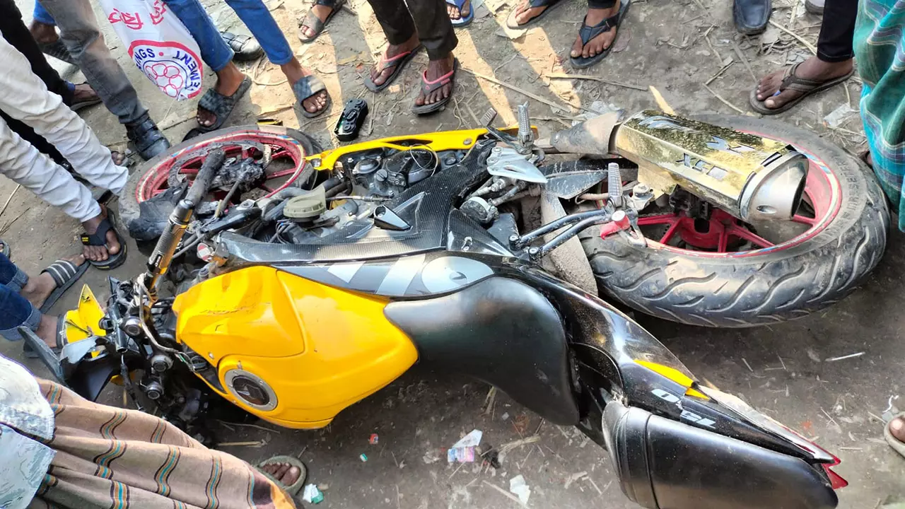 মোটরসাইকেল নিয়ন্ত্রণ হারিয়ে ট্রাকের সঙ্গে ধাক্কা, নিহত ২