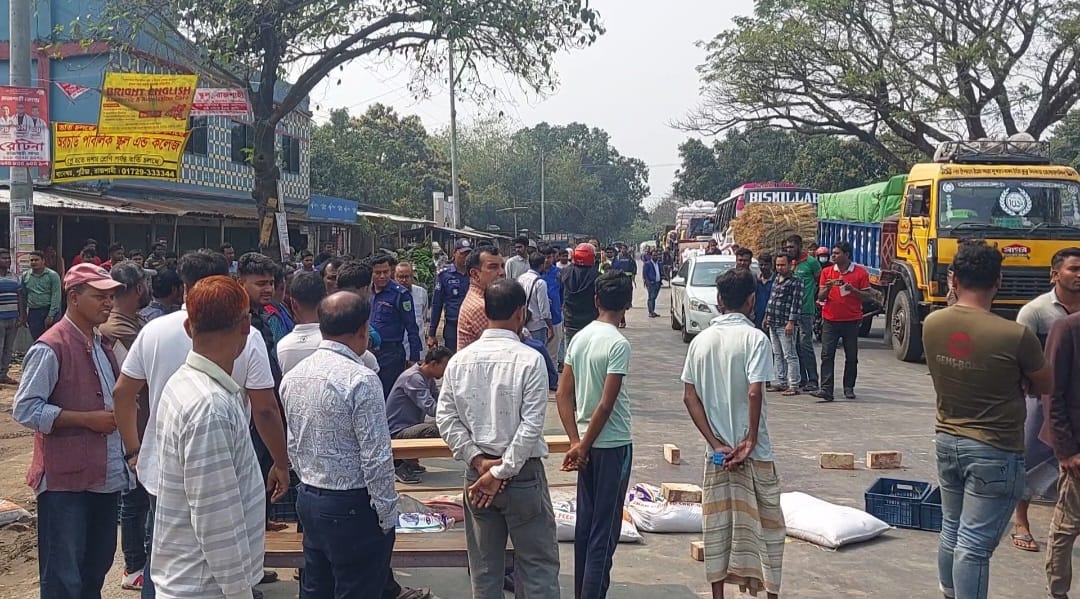 পুঠিয়ায় টিসিবির কার্ড ভাগাভাগির দ্বন্দ্বের জেরে মেম্বারকে কুপিয়ে হত্যা চেষ্টা