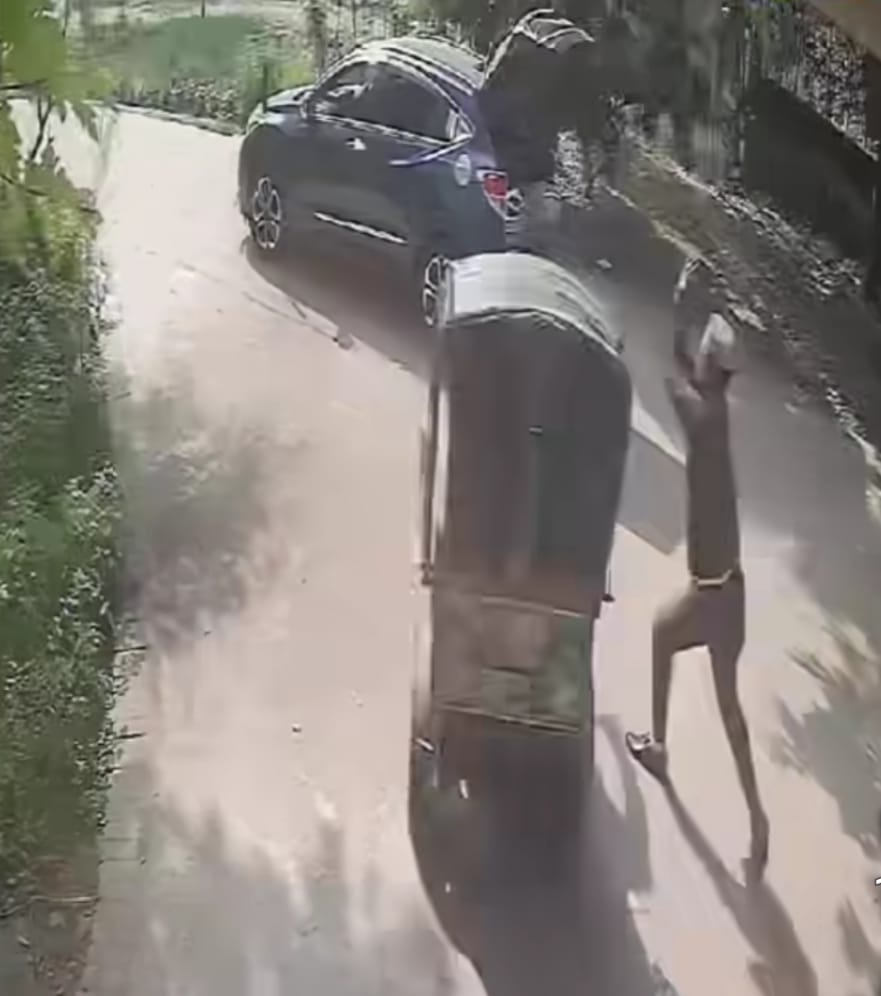 লাট সাহেব’ বলায় রাজশাহীতে রিক্সাচালককে জুতা ও লাঠিপেটা করল সমাজসেবা কর্মকর্তা