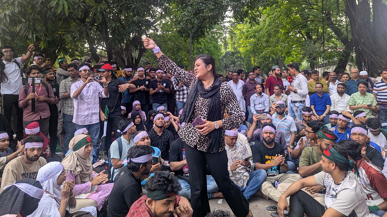 গণ অনশনে বসছেন জবির শিক্ষার্থী ও শিক্ষকরা