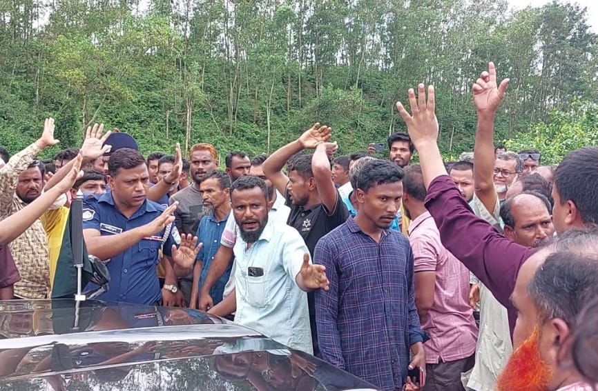শেরপুরে পরিবেশ উপদেষ্টার গাড়ী বহর আটকে বিক্ষোভ স্থানীদের হামলায় ছয় সাংবাদিক আহত 