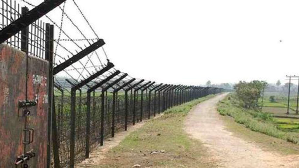 সীমান্তে ৪ বাংলাদেশি আটক, পতাকা বৈঠকের উদ্যোগ বিজিবির