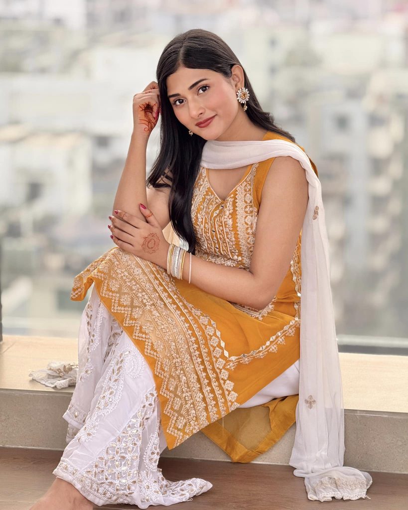 ‘সন্ধিক্ষণ’ দিয়ে অভিষেক, ‘ক্ষতিপূরণ’ নিয়ে ফিরছেন মালাইকা