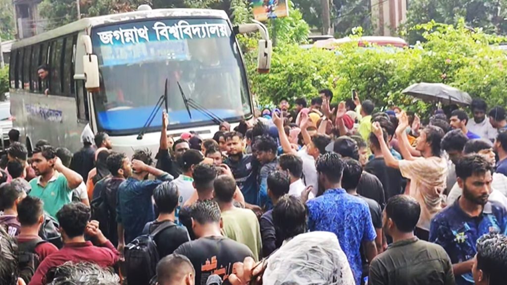 আন্দোলনে যোগ দিতে বাসে করে আসছেন ছাত্র-শিক্ষকরা