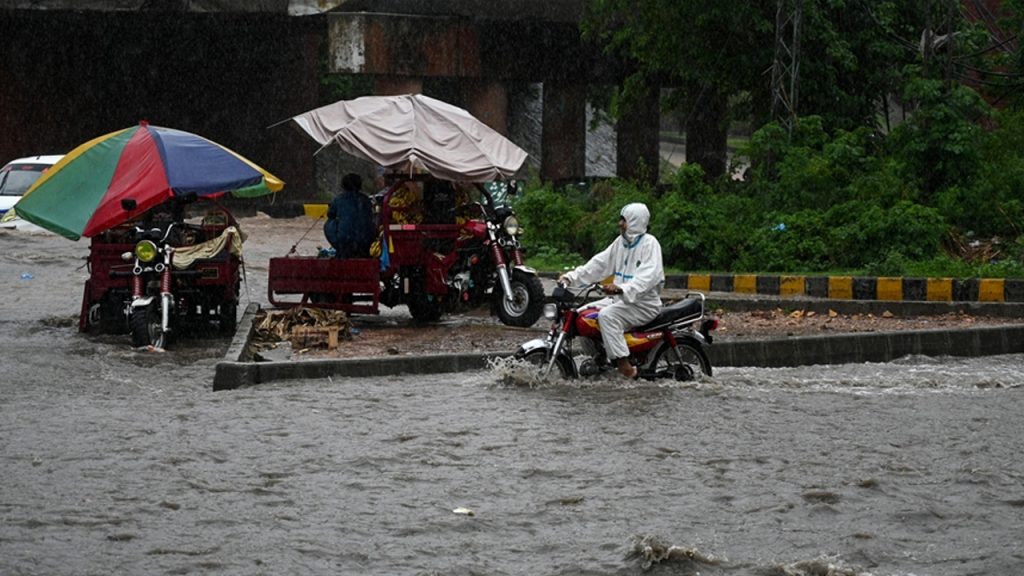 ভারী বর্ষণে পাকিস্তানে নিহত ১৩, আহত ৯২