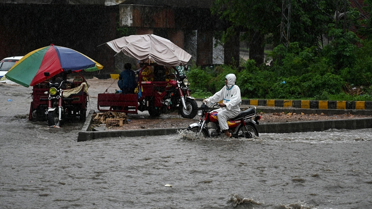 ভারী বর্ষণে পাকিস্তানে নিহত ১৩, আহত ৯২