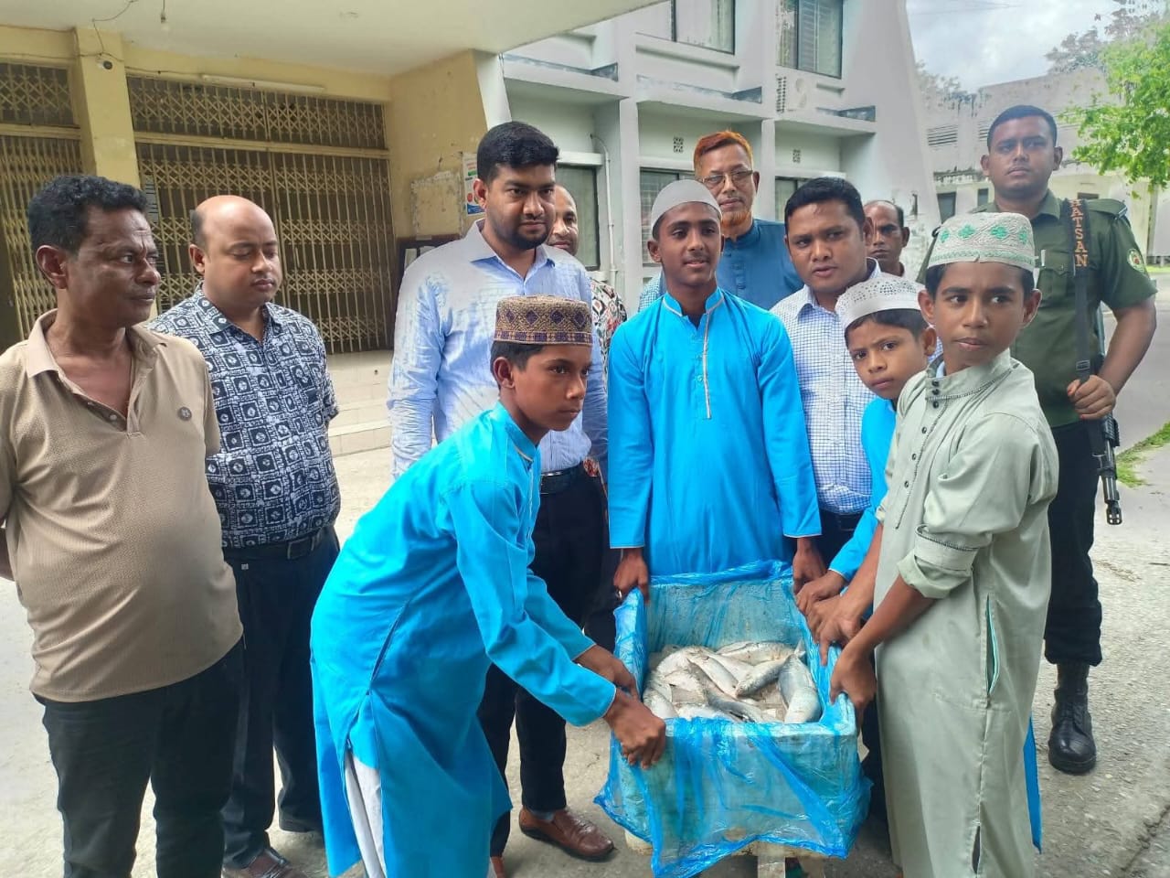 দেবীগঞ্জে নিষিদ্ধ জাটকা বিক্রির শাস্তি: মাছ শিশুদের মাঝে বিতরণ