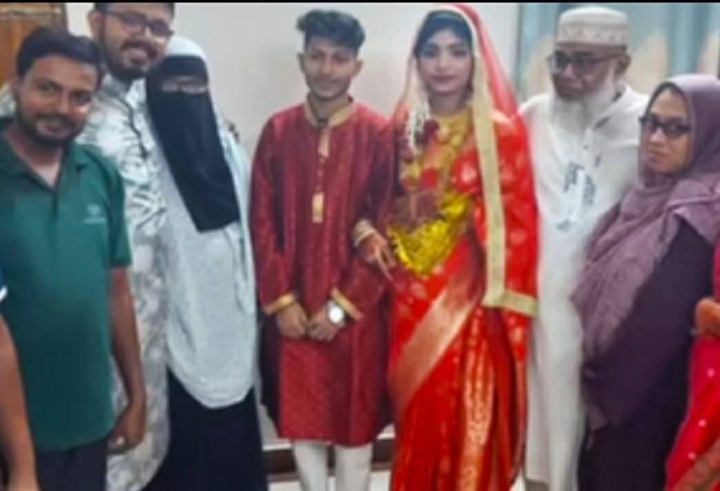 স্ত্রীরির স্বীকৃতির দাবিতে স্বামীর বাড়িতে প্রথম স্ত্রীর অনশন