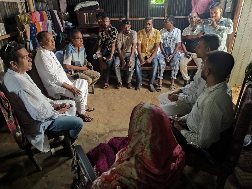 স্বেচ্ছাসেবক দল নেতা পক্ষ থেকে সুমনের বোনকে আর্থিক অনুদান প্রদান