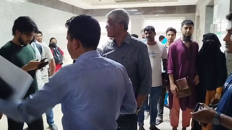 আহতদের দেখতে বার্ন ইনস্টিটিউটে অর্থ উপদেষ্টা