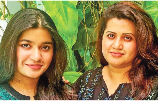 প্রথমবার একসঙ্গে গাইলেন মা-মেয়ে