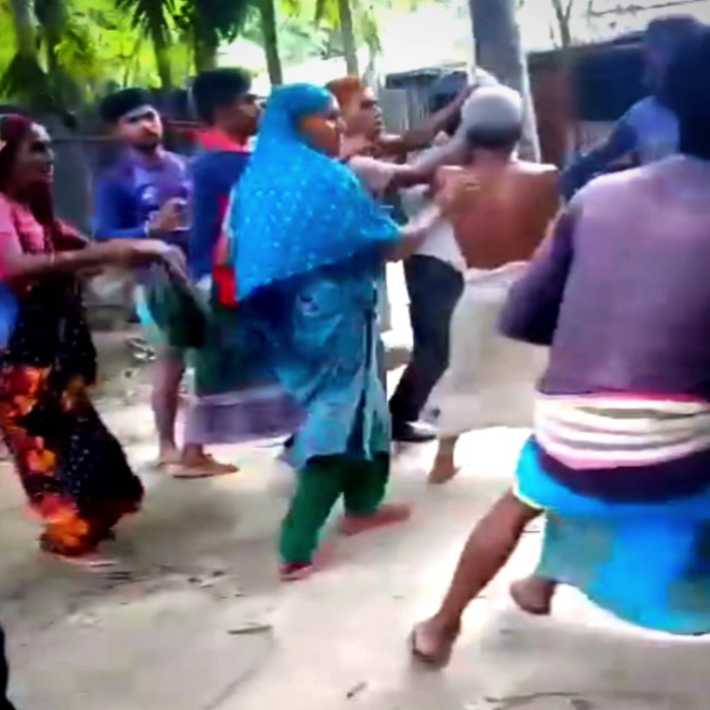 কুমারখালীতে ৫০ বছরের পথে খুঁটি পোঁতায় জনদুর্ভোগ, মারধরের অভিযোগ