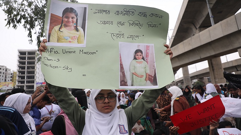 ৬ দফা দাবি নিয়ে রাস্তায় মাইলস্টোনের শিক্ষার্থীদের প্রতিবাদ