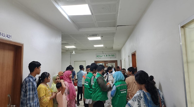 বার্ন ইনস্টিটিউটের আইসিইউর সামনে অপেক্ষায় স্বজনেরা