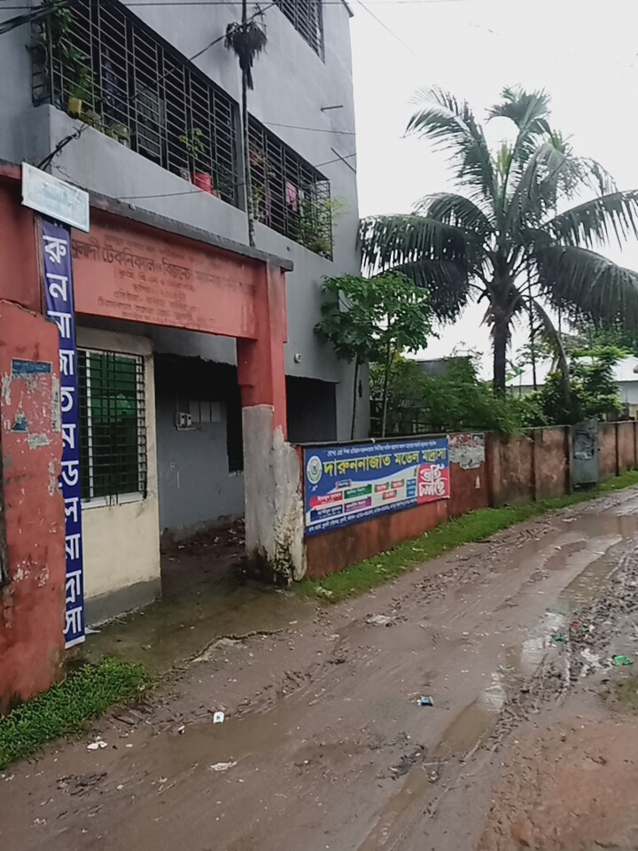 মুলাদী পৌরসভার আলাউদ্দিন হাওলাদার সড়কটি ব্যাবহারের অনুপোযোগী হয়ে পড়ায় জনদুর্ভোগ চরমে