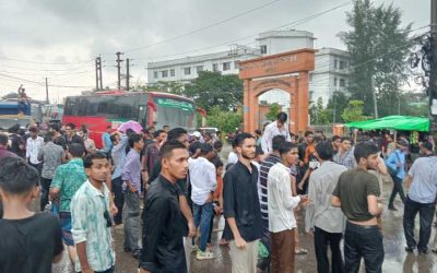 বরিশাল শিক্ষা বোর্ডের সামনে শিক্ষার্থীদের বিক্ষোভ
