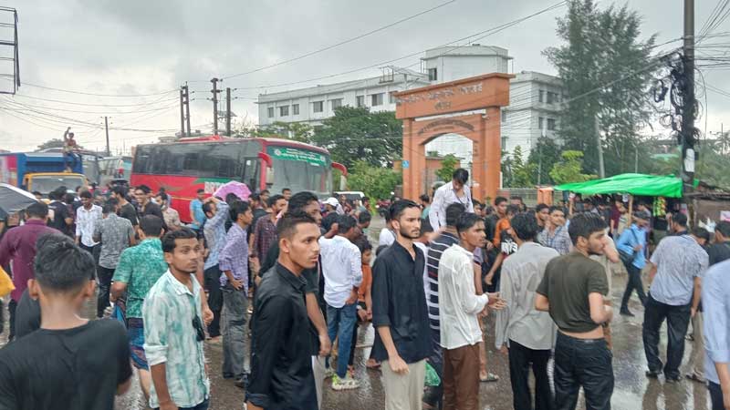 বরিশাল শিক্ষা বোর্ডের সামনে শিক্ষার্থীদের বিক্ষোভ