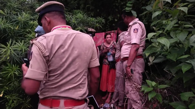 ভারতের গুহায় রুশ মা ও দুই কন্যার জীবন, ঘনিয়ে উঠছে রহস্য কীভাবে বা কতদিন তারা সেখানে ছিলেন, তা নিয়ে স্পষ্ট কোনো তথ্য এখনো পাওয়া যায়নি।