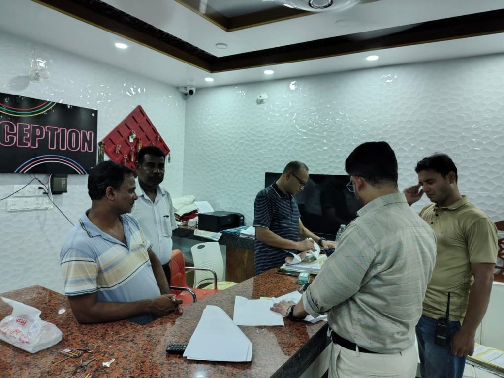 দিনাজপুরে জীবন মহল পার্কে অনৈতিক কর্মকান্ডে ৭ জনকে সাজা ও মালিক কে অর্থদণ্ড