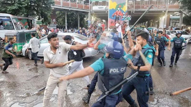 শাহবাগ অবরোধকারীদের ওপর ‘আসল জুলাই যোদ্ধা’দের হামলা