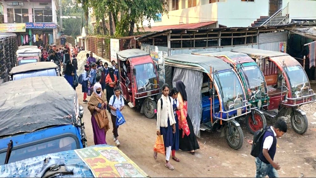 বাকেরগঞ্জে ইজিবাইকের দৌরাত্ম্যে অতিষ্ঠ সাধারণ মানুষ
