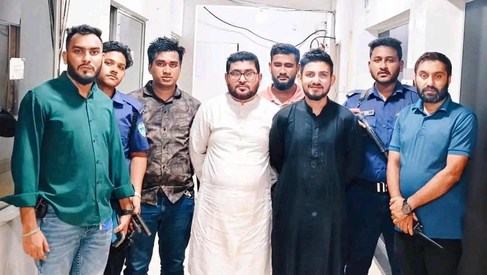 আওয়ামীলীগের সাবেক চেয়ারম্যান ও ছেলে ছাত্রলীগ নেতা অবশেষে নগর থেকে গ্রেফতার