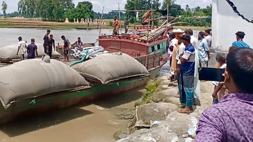 দেওয়ানগঞ্জে ব্রহ্মপুত্র নদের ভাঙ্গনে জিও ব্যাগ উদ্বোধন