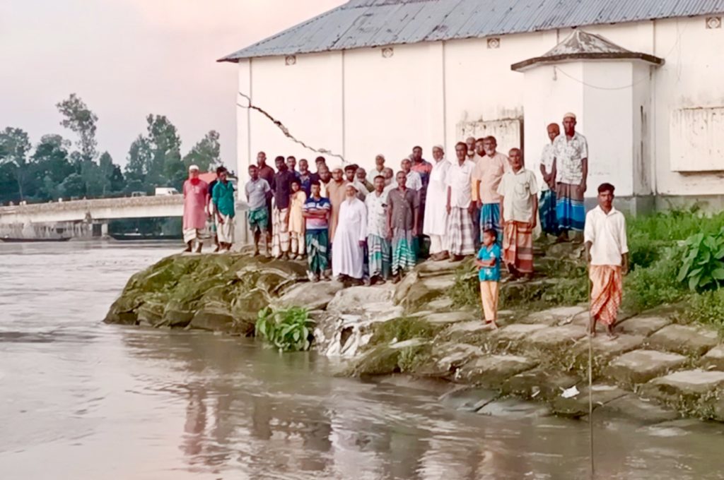 দেওয়ানগঞ্জে ব্রহ্মপুত্র নদের ভাঙ্গনে ঝালোরচর বাজারে বিভিন্ন স্থাপনা হুমকির মুখে