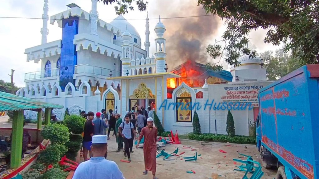 দিনাজপুরে জীবন মহল পার্কে হামলা ভাঙচুর ও অগ্নি সংযোগ