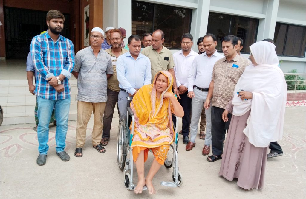 ফুলবাড়ীতে জীবনযাত্রায় গুরুত্বপূর্ন ভুমিকা রাখতে প্রতিবন্ধীদের মাঝে হুইল চেয়ার বিতরণ