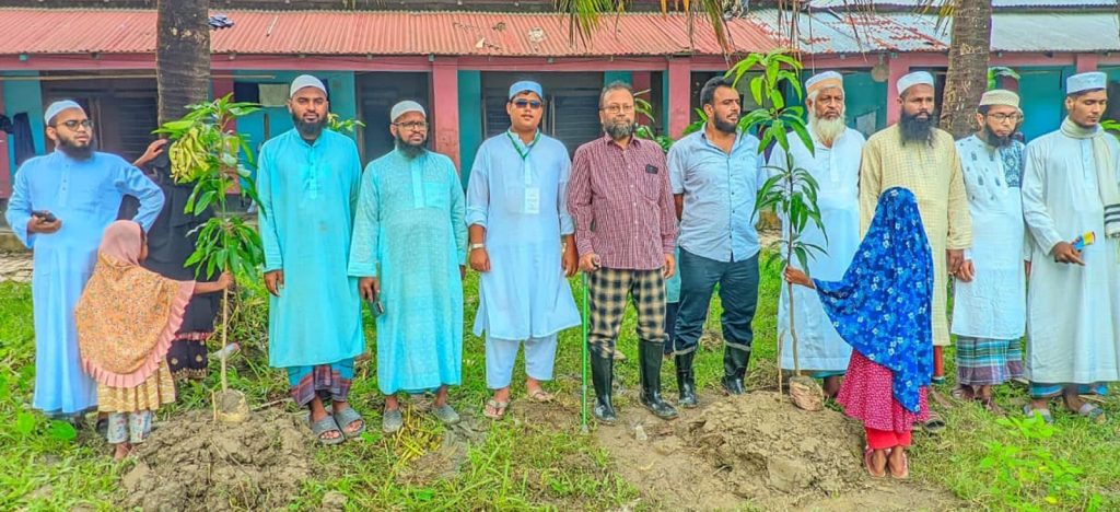 গলাচিপায় আস-সুন্নাহ ফাউন্ডেশনের বৃক্ষরোপণ কর্মসূচি