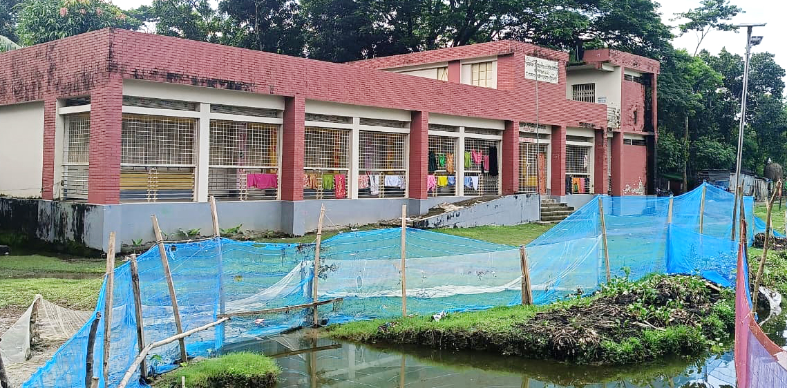 গলাচিপায় জলাবদ্ধতায় বন্ধ হয়ে যায় সাংবাদিক গনি মিয়া সরকারি প্রাথমিক বিদ্যালয়ের পাঠদান