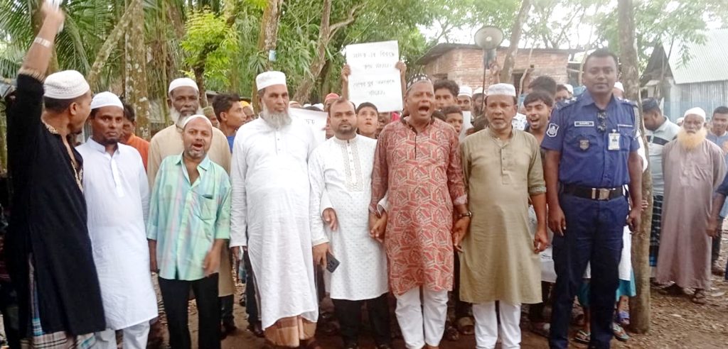 কাজিরহাটে মাদক সম্রাট রোমানের বিরুদ্ধে এলাকাবাসীর বিক্ষোভ মিছিল